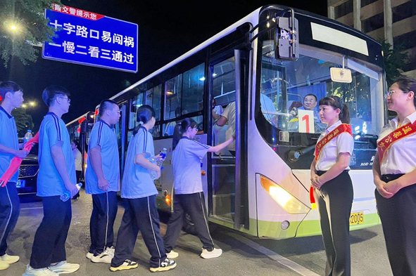 棲霞公司護航1200余名高一新生“紅色征程”活動 安全高效完成運輸保障